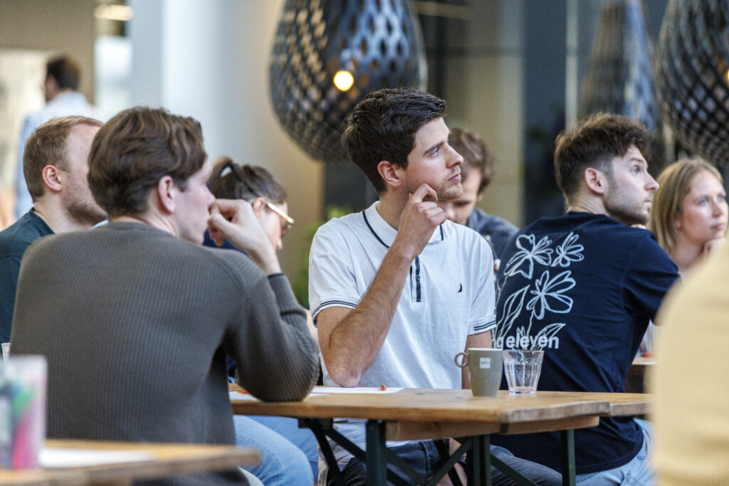 Leden jong Oosterhoff aan tafel