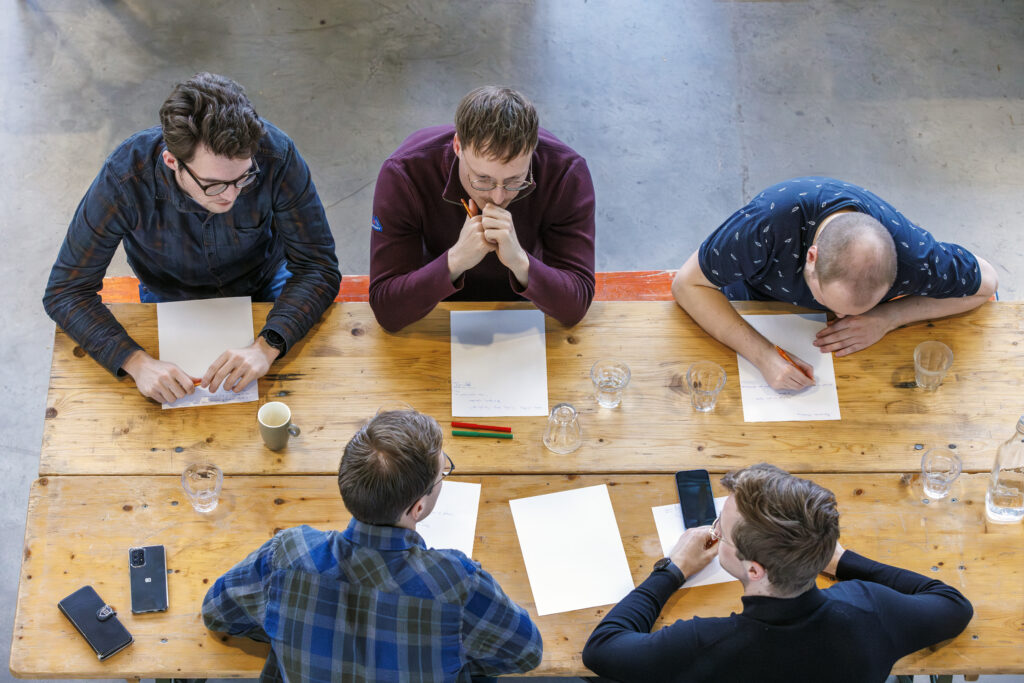 Groep Jong Oosterhoff aan tafel van boven